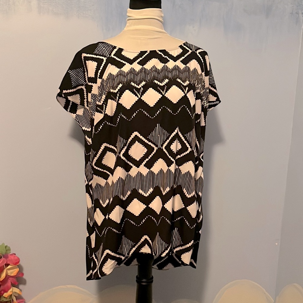 Lane Bryant Women’s flutter sleeve black and white HI/LO blouse. Size 14/16 $25